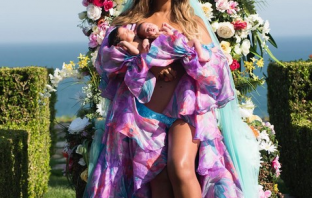 Beyonce Shares First Photo of Her Twins